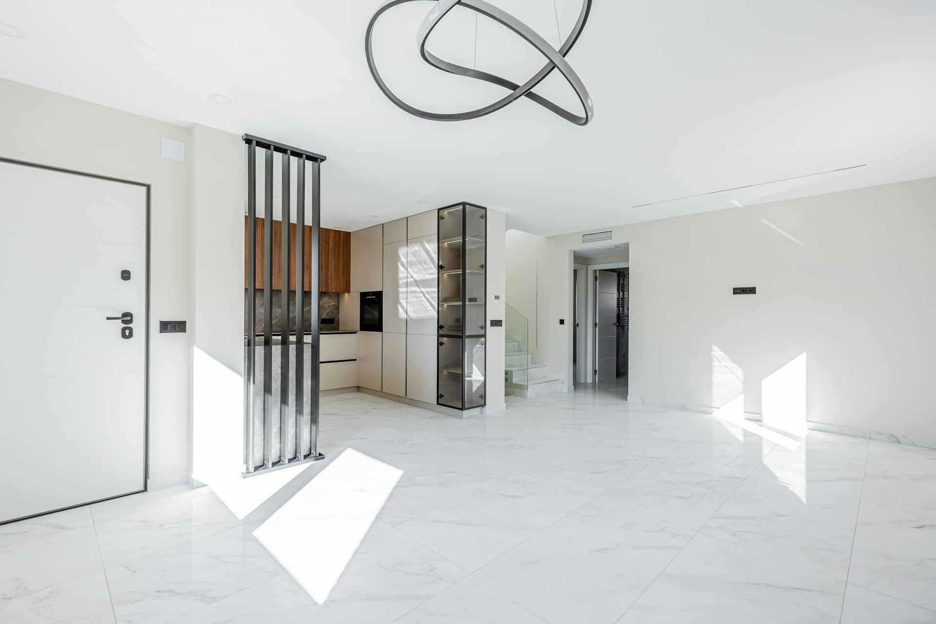 Ljust och nystädat modernt hem