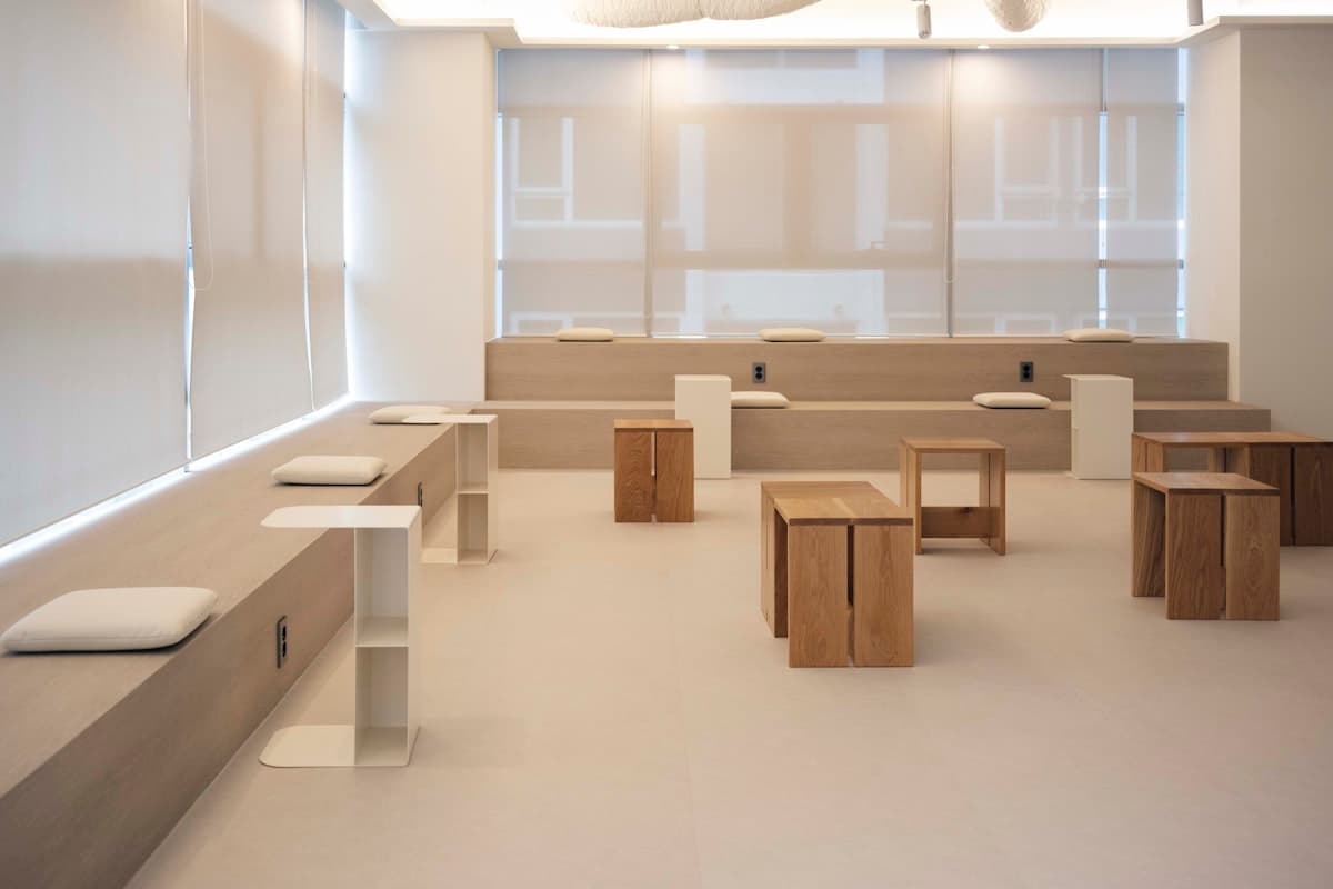 Modernt och minimalistiskt kontorsutrymme