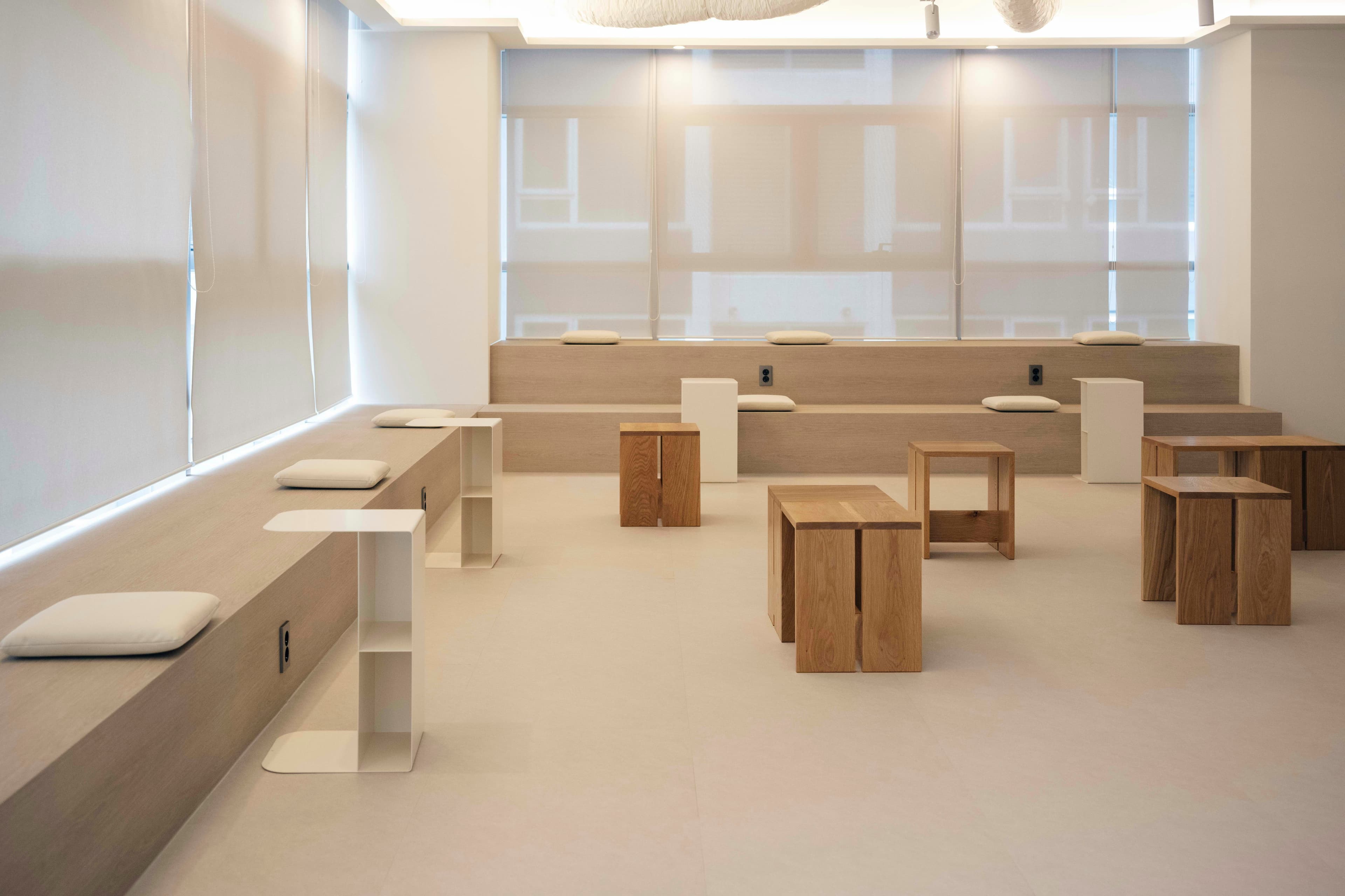 Modernt och minimalistiskt kontorsutrymme